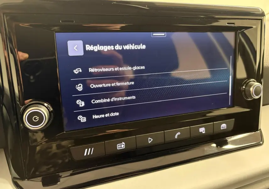 Écran tactile du système multimédia du SEAT Arona 2025 affichant le menu Réglages du véhicule, intérieur noir.