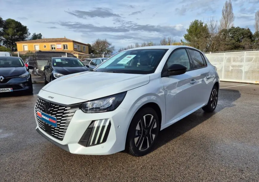 Peugeot 208 Hybrid blanc vue 3/4 avant droit, avec calandre distinctive et jantes alliage 16 pouces.