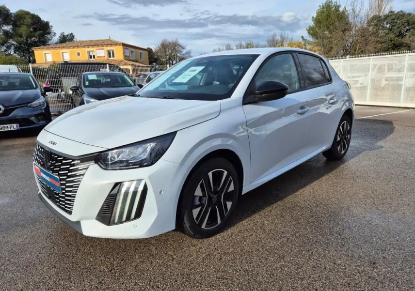 Peugeot 208 Hybrid blanc vue 3/4 avant droit, avec jantes alliage 16 pouces et feux diurnes distinctifs.