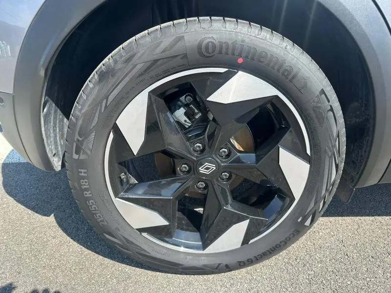 Gros plan sur la roue avant gauche du Renault Captur 2025, jante alu noire et argentée, pneu Continental gris métallisé.