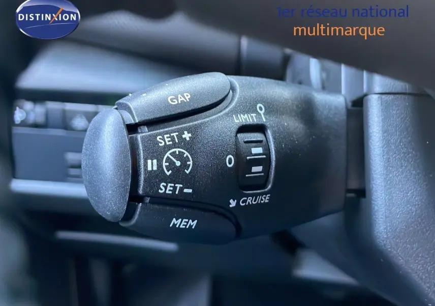 Gros plan sur la commande de régulateur de vitesse du Citroën C5 Aircross noir perla metal, intérieur côté gauche.