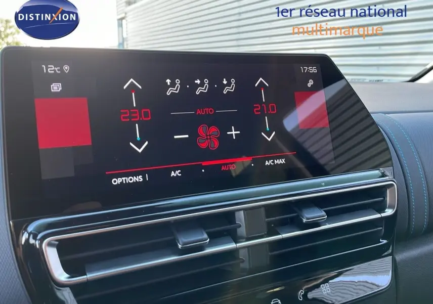 Écran tactile du système de climatisation du Citroën C5 Aircross noir, vue intérieure centrée sur la console.
