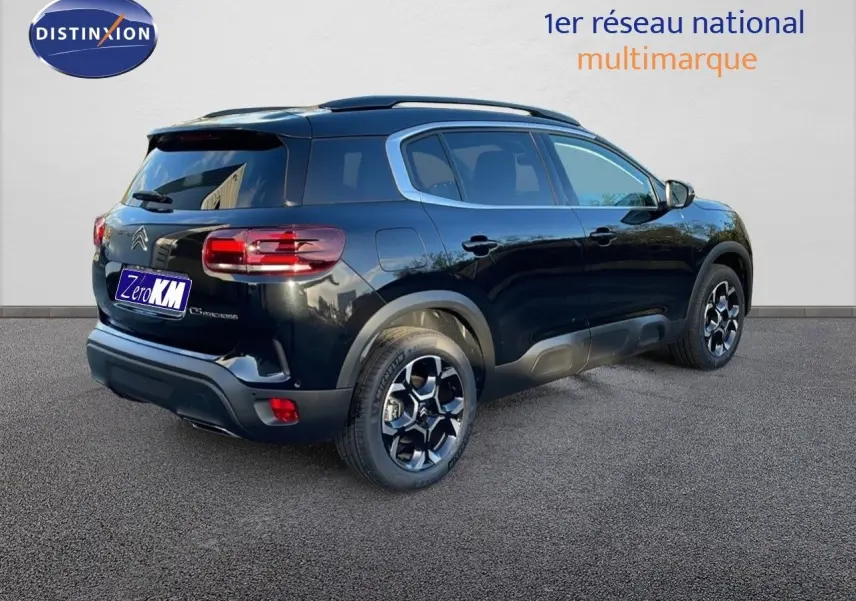 Vue 3/4 arrière droite du Citroën C5 Aircross noir perla metal avec jantes bicolores et toit panoramique.