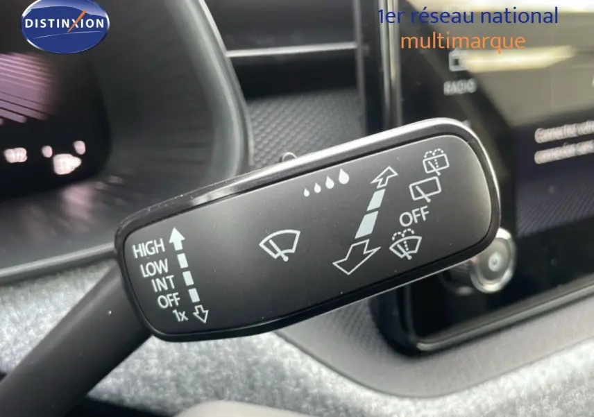 Gros plan sur la commande d’essuie-glace du Skoda Kamiq noir magique métal, avec pictogrammes blancs visibles.