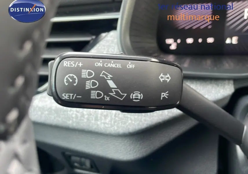 Gros plan sur la commande de régulateur de vitesse du Skoda Kamiq 2025, intérieur noir avec détails fonctionnels visibles.