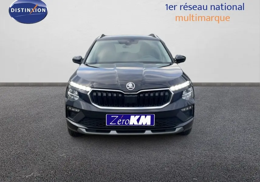 Vue frontale d'un Skoda Kamiq noir magique métal 2025 avec calandre noire et feux LED allumés.