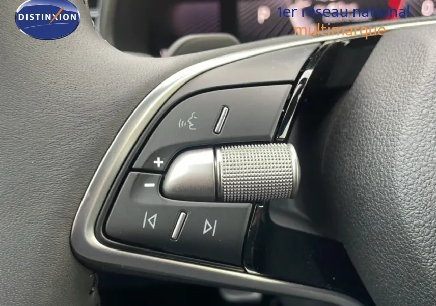 Gros plan sur les commandes multifonctions côté gauche du volant d’un Skoda Kamiq noir magique métal, finition 2025.