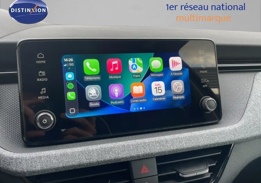 Écran tactile central du Skoda Kamiq noir magique, affichant les applications connectées avec commandes tactiles autour.