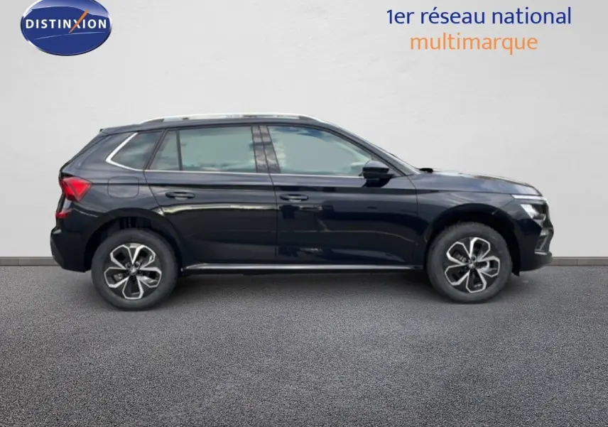 Vue de profil côté gauche d’un Skoda Kamiq noir magique métal 2025 avec jantes alliage et vitres teintées.