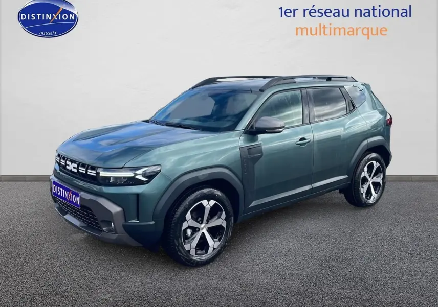 Vue 3/4 avant du Dacia Duster 2026 vert cèdre avec jantes alliage et barres de toit noires.