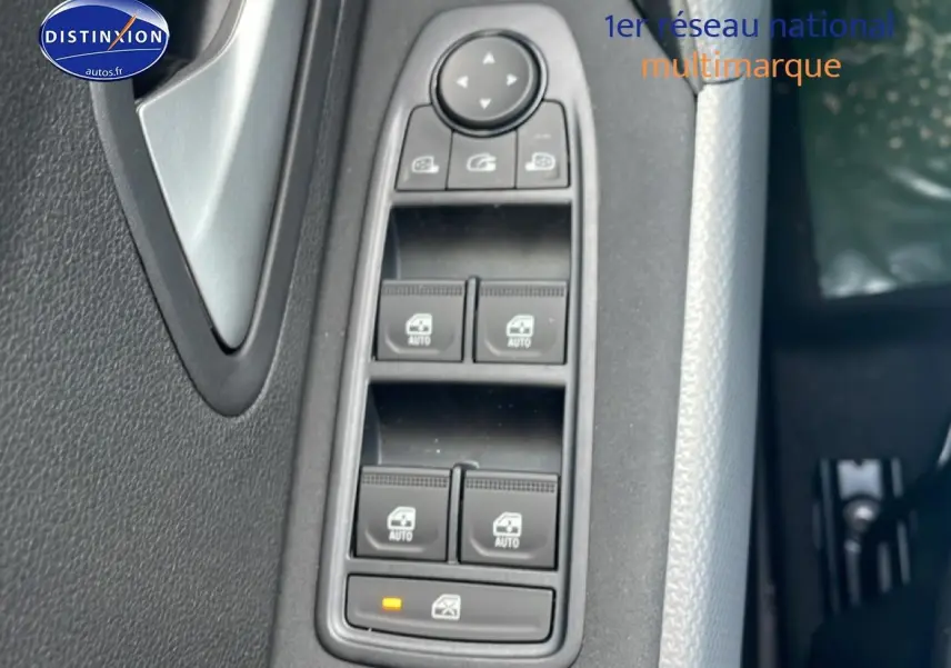 Gros plan sur les commandes de lève-vitres côté conducteur du Dacia Duster 2026, finition Journey vert cèdre.