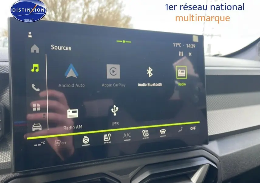 Écran tactile central du tableau de bord du Dacia Duster 2026 affichant les options multimédia et climatisation.
