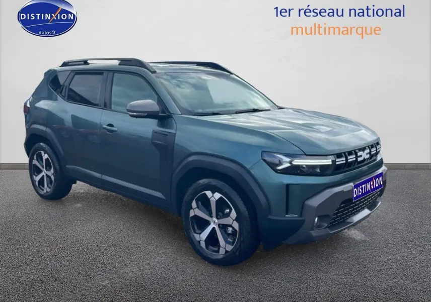 SUV Dacia Duster vert cèdre en vue 3/4 avant droit, avec jantes alliage et barres de toit noires.