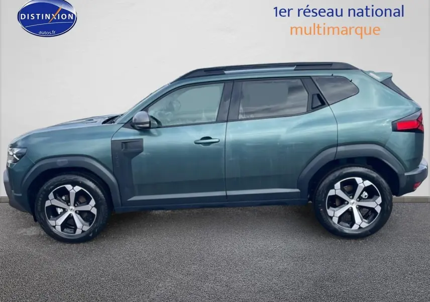 Profil droit du Dacia Duster 2026 vert cèdre avec jantes alliage et barres de toit noires.