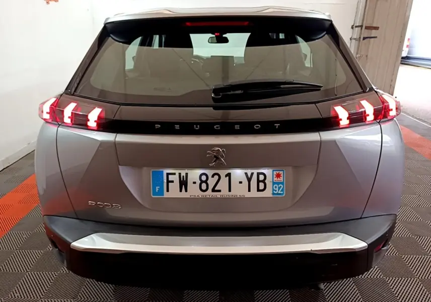Vue arrière d’un Peugeot 2008 gris clair avec feux LED distinctifs et logo au centre du hayon.