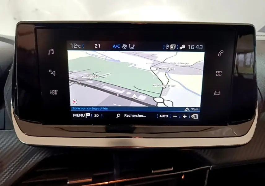 Écran tactile central affichant la navigation GPS dans l’habitacle du Peugeot 2008 gris clair, vue de face.