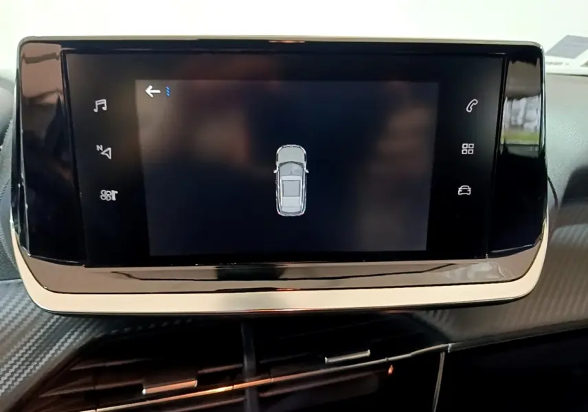 Écran tactile central affichant la vue aérienne du véhicule Peugeot 2008 PureTech 100, intérieur noir et beige.