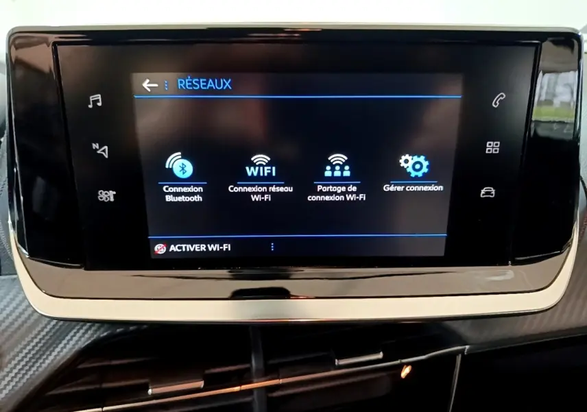 Écran tactile central affichant les options de connexion Wi-Fi et Bluetooth dans l’habitacle du Peugeot 2008 gris clair.