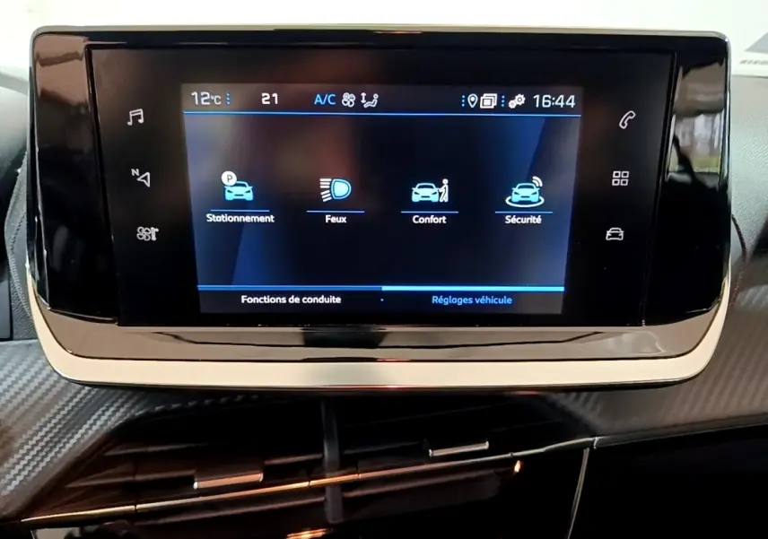 Écran tactile central du tableau de bord du Peugeot 2008 gris clair, affichant les réglages véhicule.