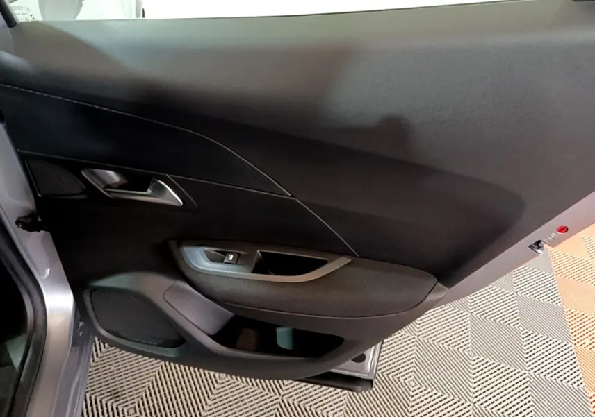 Vue rapprochée de la porte intérieure côté gauche gris clair du Peugeot 2008 PureTech 100 S&S ACTIVE BUSINESS 2021.