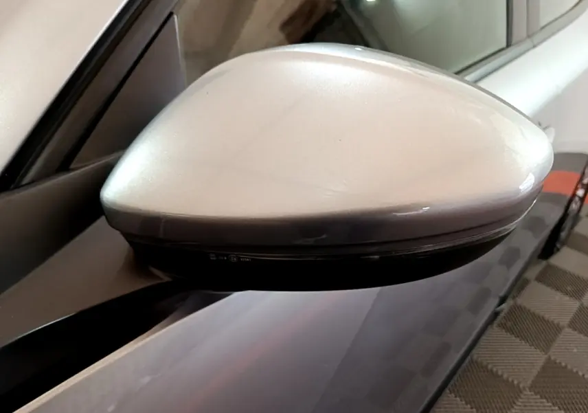 Rétroviseur côté droit gris clair du Peugeot 2008 PureTech 100 S&S ACTIVE BUSINESS 2021, vue rapprochée.