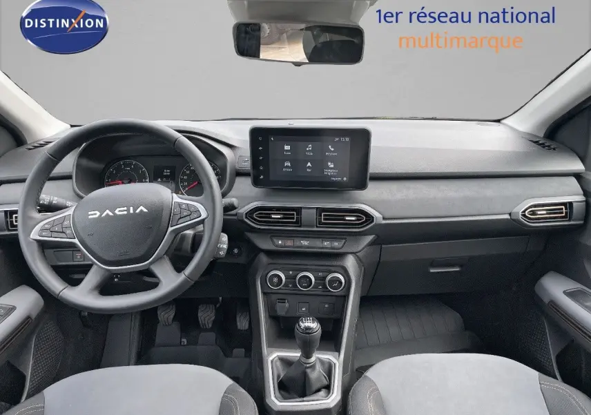 Intérieur avant de la Dacia Sandero Stepway 2024 bleu Iron Metal, tableau de bord moderne avec écran tactile et volant multifonction.