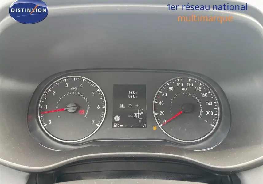 Vue rapprochée du tableau de bord de la Dacia Sandero Stepway 2024, affichant compte-tours et compteur de vitesse.