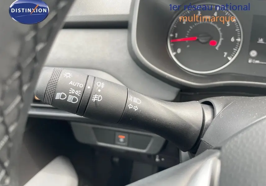 Le commodo d'éclairage avec réglages automatiques sur le tableau de bord d'une Dacia Sandero Stepway 2024.