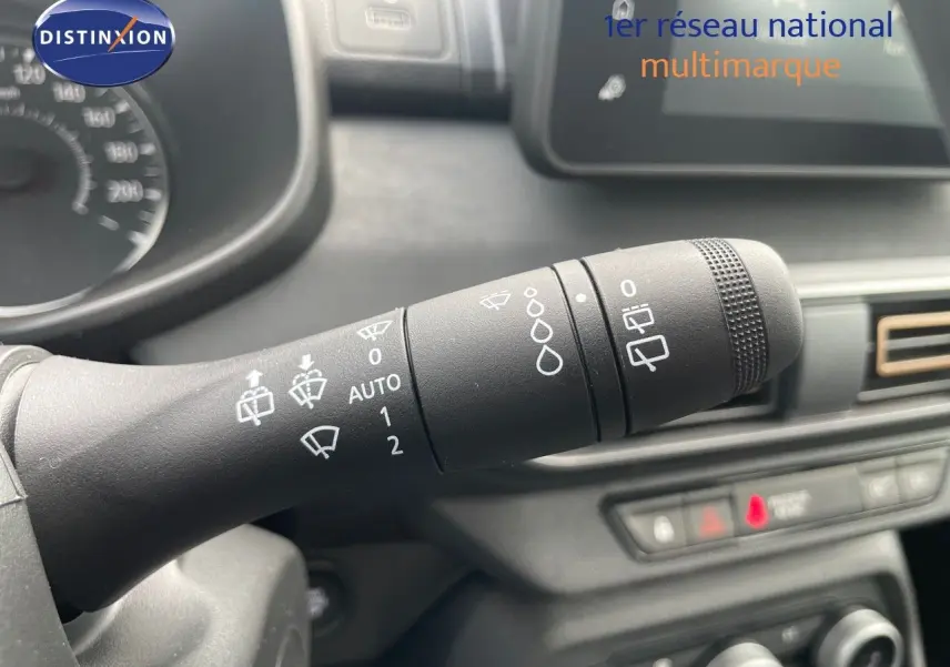 Gros plan sur la commande des essuie-glaces dans l'habitacle d'une Dacia Sandero Stepway 2024.
