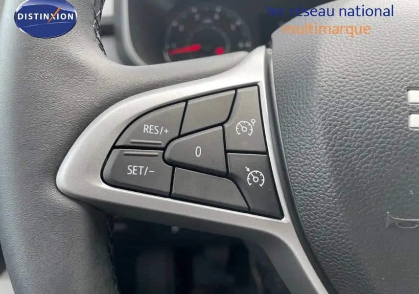 Gros plan sur les commandes de régulateur de vitesse au volant en cuir noir du Dacia Sandero Stepway 2024.