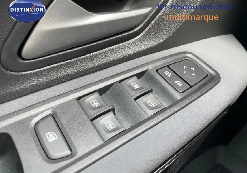 Gros plan sur les commandes des vitres électriques et rétroviseurs côté conducteur d'une Dacia Sandero Stepway 2024.