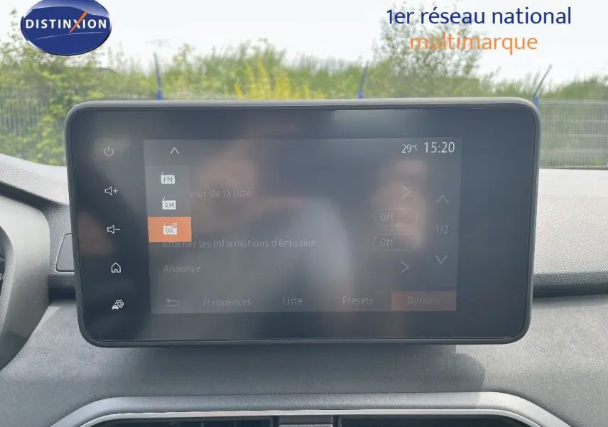Écran tactile central du tableau de bord de la Dacia Sandero Stepway 2024, affichant les options radio.