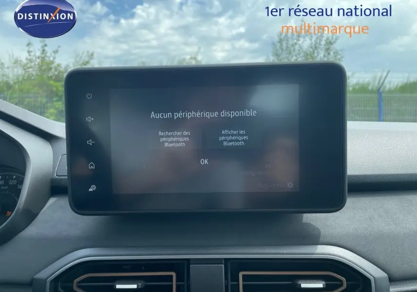 Écran tactile central affichant les options Bluetooth sur le tableau de bord de la Dacia Sandero Stepway 2024.