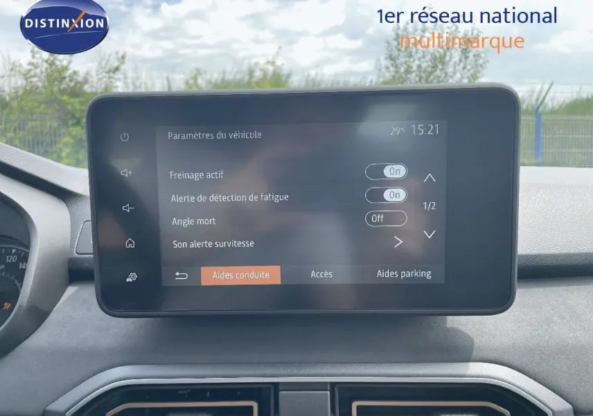 Écran tactile du tableau de bord de la Dacia Sandero Stepway 2024 affichant les paramètres d'aides à la conduite.