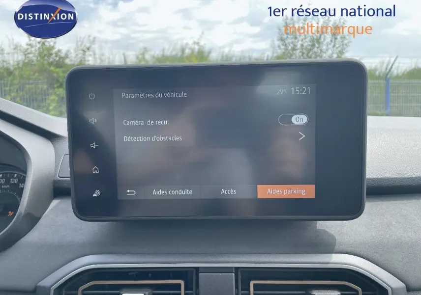 Écran tactile central affichant les paramètres d'aide au stationnement dans une Dacia Sandero Stepway 2024.