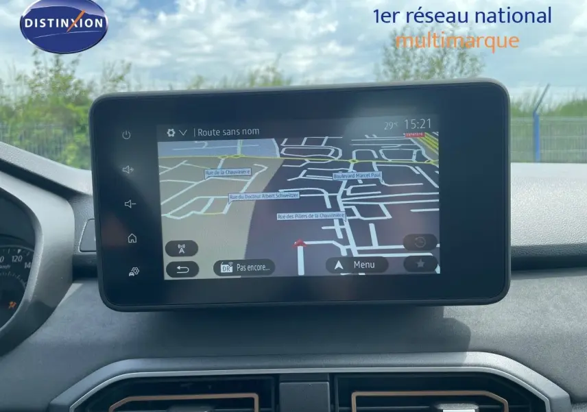 Écran tactile GPS affichant une carte, intégré au tableau de bord d'une Dacia Sandero Stepway 2024.