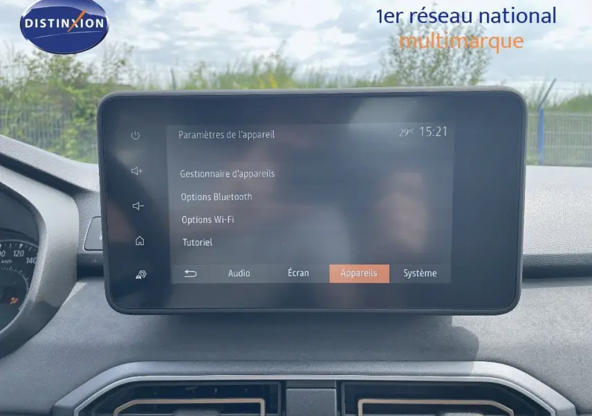Écran tactile central affichant les paramètres Bluetooth et Wi-Fi dans l'habitacle d'une Dacia Sandero Stepway 2024.