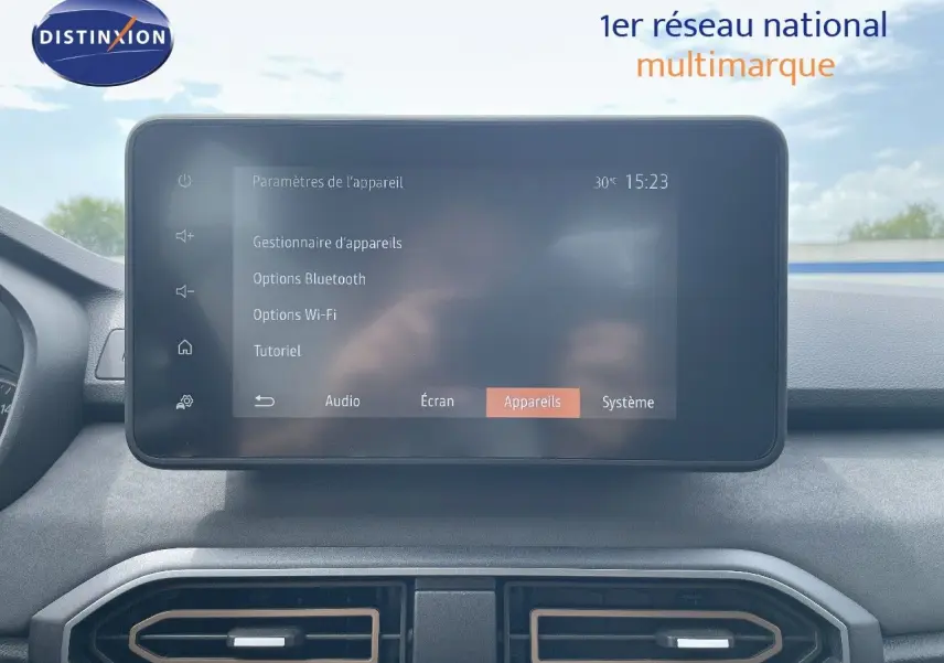Écran tactile central affichant les paramètres Bluetooth et Wi-Fi dans l'habitacle d'une Dacia Sandero Stepway 2024.