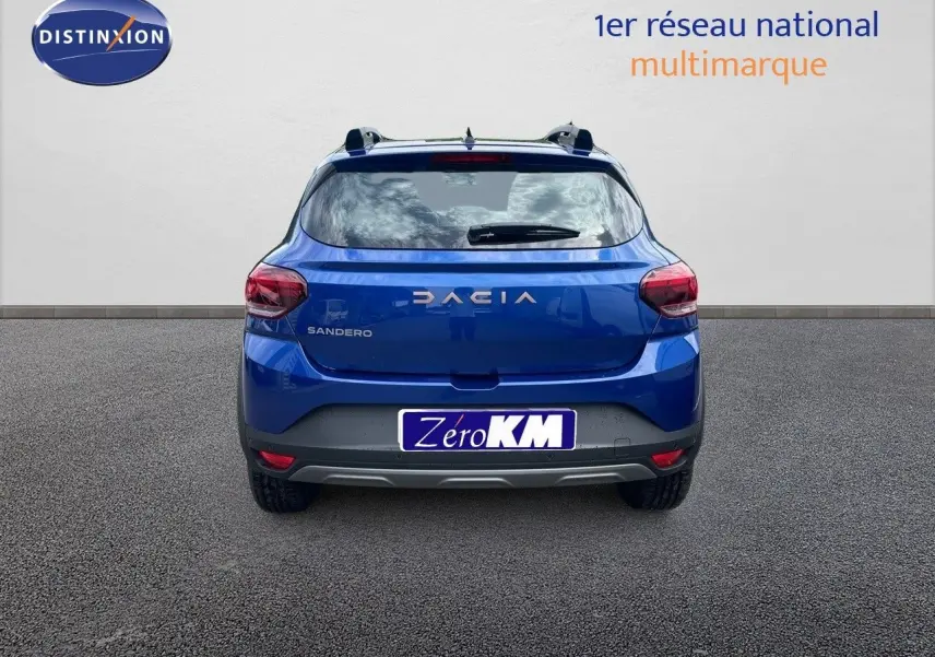 Vue arrière d'une Dacia Sandero Stepway 2024 en bleu Iron Metal avec logo et feux arrière visibles.