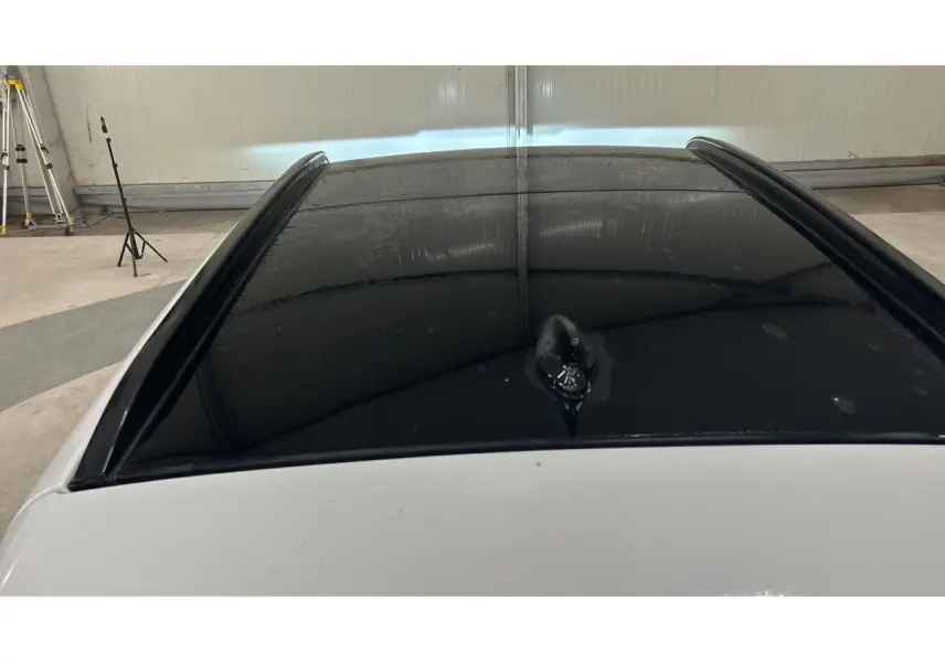 Toit panoramique noir brillant sur KIA SPORTAGE blanc 2022 GT-line Premium vu de dessus