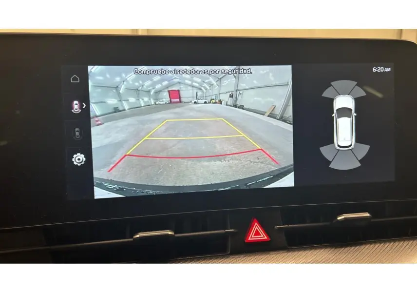 Affichage de la caméra de recul du Kia Sportage blanc, vue arrière avec lignes de guidage et capteurs de proximité.