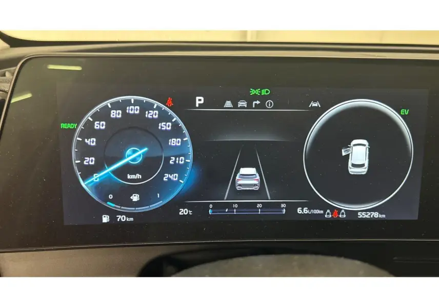 Affichage numérique 12,3 pouces du tableau de bord du Kia Sportage hybride 2022, montrant la vitesse et l'assistance à la conduite.