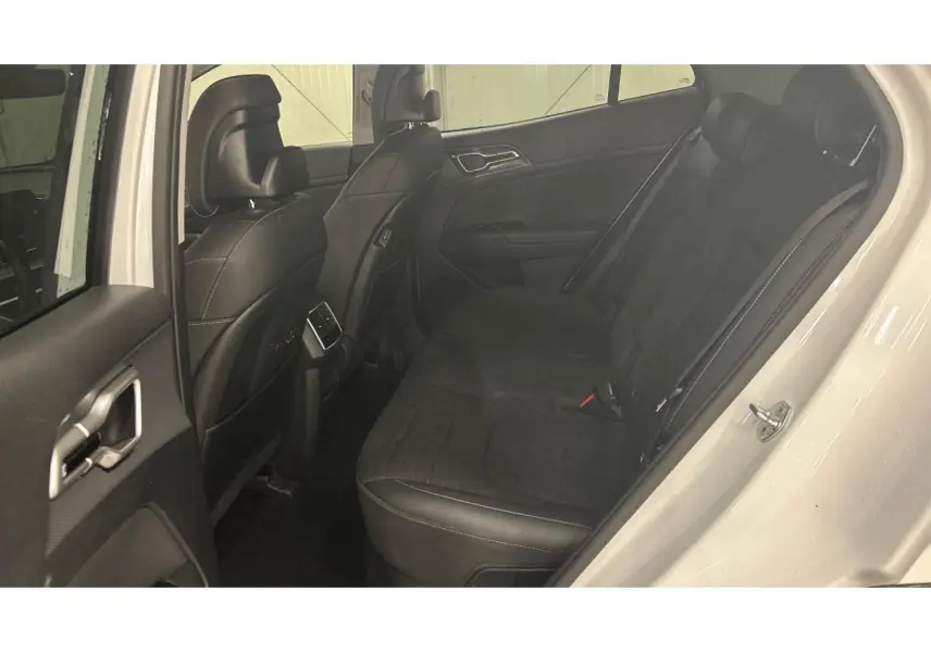 Vue intérieure côté droit des sièges arrière noirs en cuir et suède du Kia Sportage blanc 2022 GT-line Premium hybride