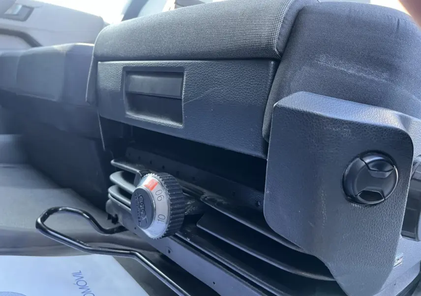 Détail de la banquette double noire avec réglage et rangement sous assise dans le Volkswagen Crafter Fourgon blanc.