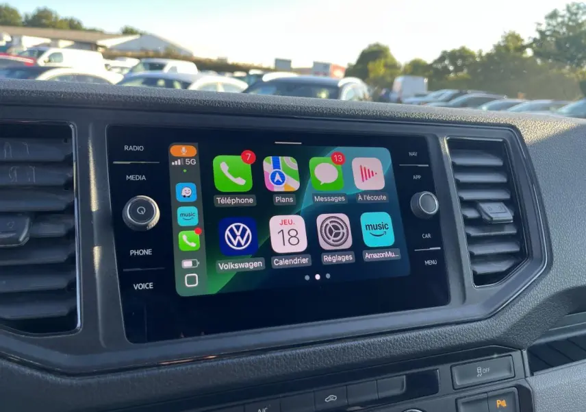 Écran tactile central du tableau de bord du Volkswagen Crafter blanc, affichant les applications connectées.