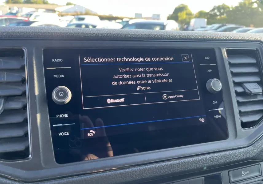 Écran tactile central du Volkswagen Crafter blanc, affichant la sélection de connexion Bluetooth et Apple CarPlay.