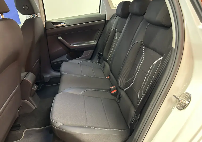 Vue intérieure côté droit montrant les sièges arrière noirs du Volkswagen Taigo blanc pur 2022 TSI 110 DSG7 Style.