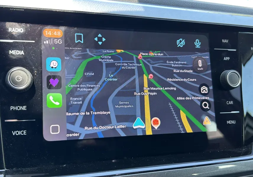 Écran tactile central du Volkswagen Taigo TSI 110 DSG7 Style 2022 affichant la navigation GPS en mode carte.