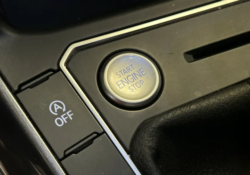 Détail du bouton Start Engine Stop et commande arrêt auto start dans l'habitacle d'un Volkswagen Taigo blanc Pur 2022.