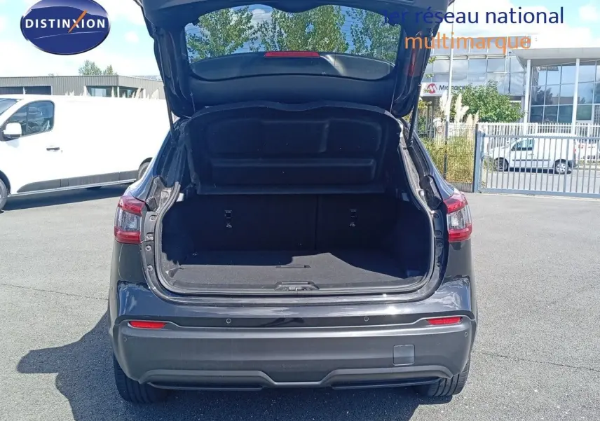 Vue arrière d'un Nissan Qashqai noir métal 2018 avec coffre ouvert, mettant en valeur l'espace de chargement.